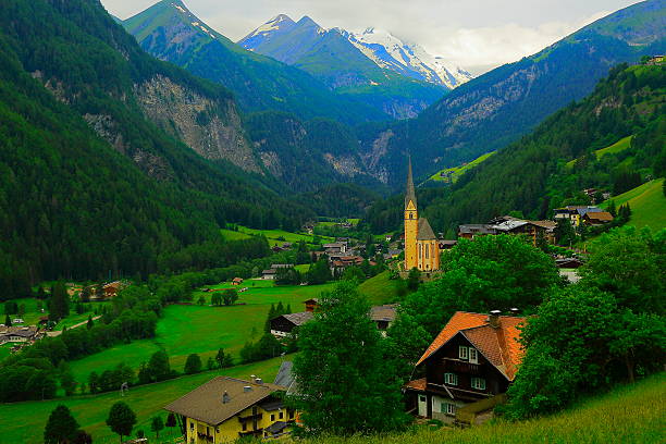 heiligenblut österreichischen tirol landschaft hohensalzburg fortress, grossglockner alpine straße - alpenglow tirol sunrise snow stock-fotos und bilder