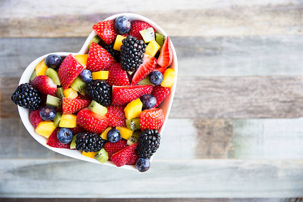 sain salade de fruits - food heart shape red photography photos et images de collection