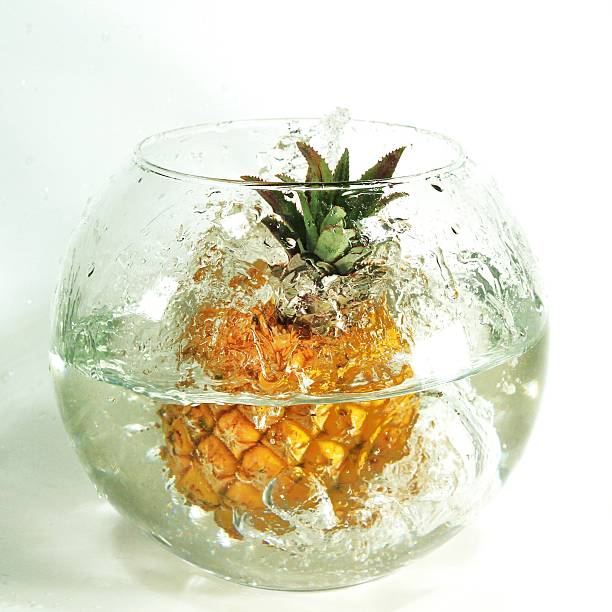 ananas wchodzących w wodzie szkła - wasserglas zdjęcia i obrazy z banku zdjęć