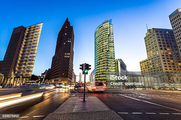 Berlin Potsdamer Platz Stockfoto und mehr Bilder von Abenddämmerung - Abenddämmerung, Ampel, Auto