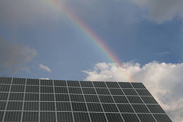 paneles solares - hausdach fotografías e imágenes de stock