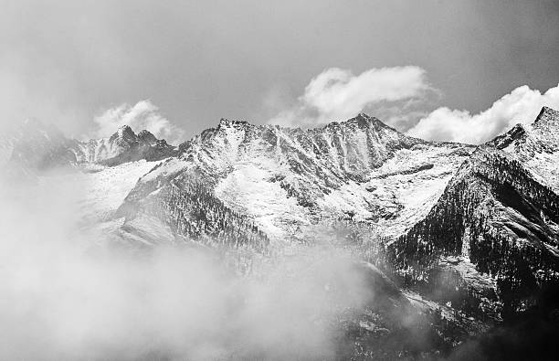 a serra de montanhas da califórnia - mist mountain range californian sierra nevada cliff - fotografias e filmes do acervo