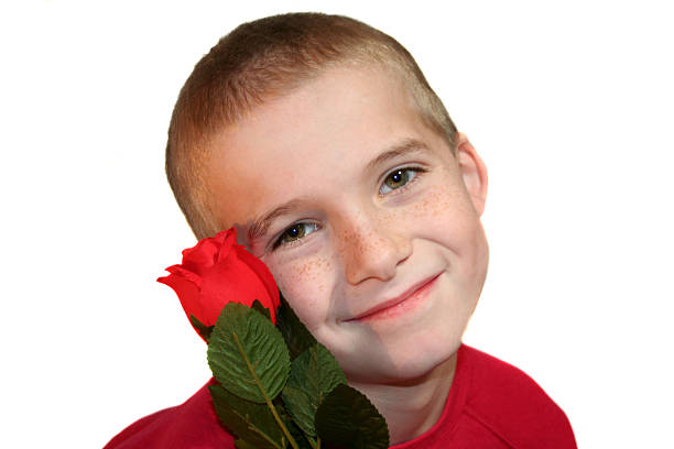 Niño sonriente con rosas rojas - foto de stock