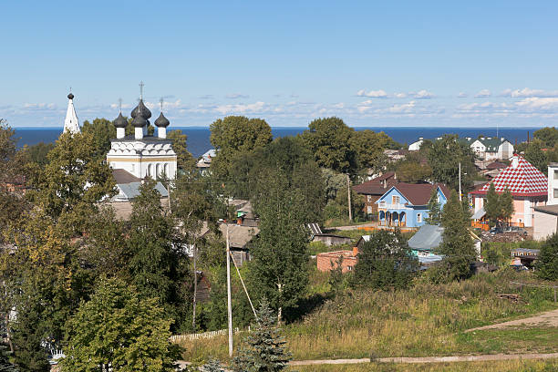 ansicht der stadt belosersk in der vologda region, russland - white lake stock-fotos und bilder