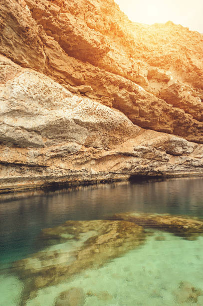 деталь знаменитых оман карст - natural phenomenon hawiyat najm park cliff cave стоковые фото и изображения