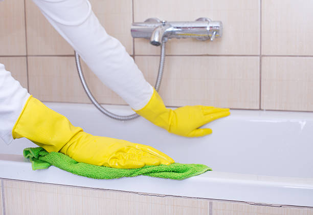 istock Woman cleaning bathtub 520099552