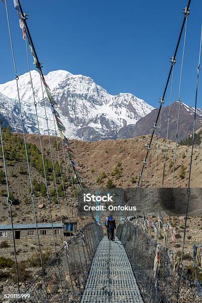 Santuario De Los Annapurnas Pie Los Senderos Y Paisaje Himalaya Nepal Foto de stock y más banco de imágenes de Aire libre
