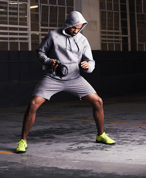 intenso entrenamiento con pesas - hooded shirt men macho hood fotografías e imágenes de stock