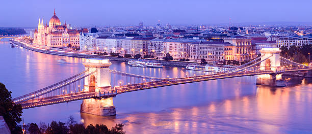 ponte das correntes e edifício do parlamento budapeste pelo anoitecer - budapest parliament building chain bridge night imagens e fotografias de stock