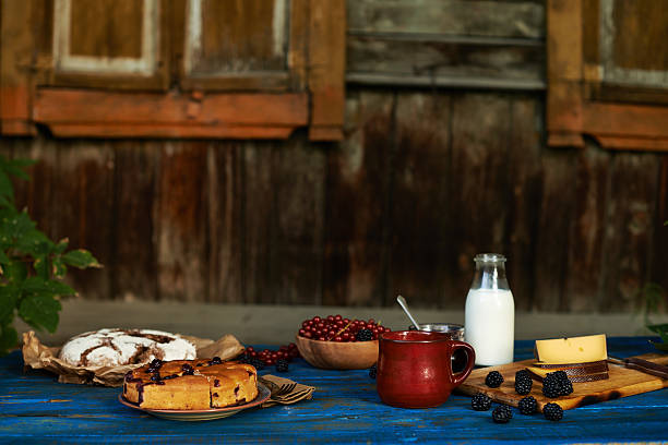 peasant mesa - milk old fashioned retro revival still life - fotografias e filmes do acervo