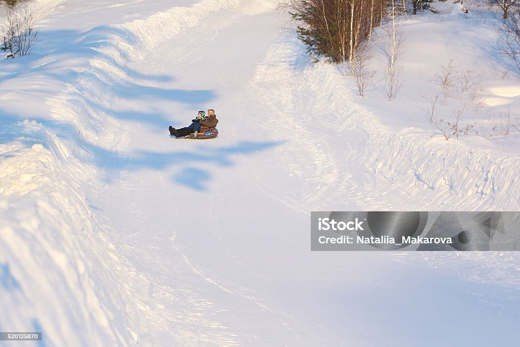El hombre con la poco chico montar a caballo una tubería de nieve - Foto de stock de Tubo de nieve libre de derechos