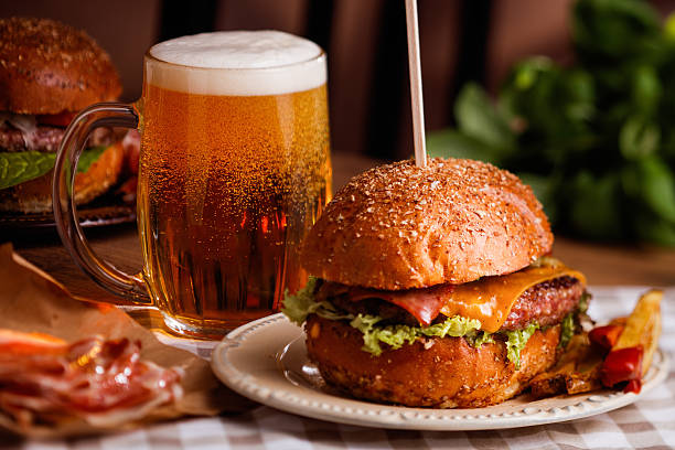 Dîner avec Burger et bière - Photo