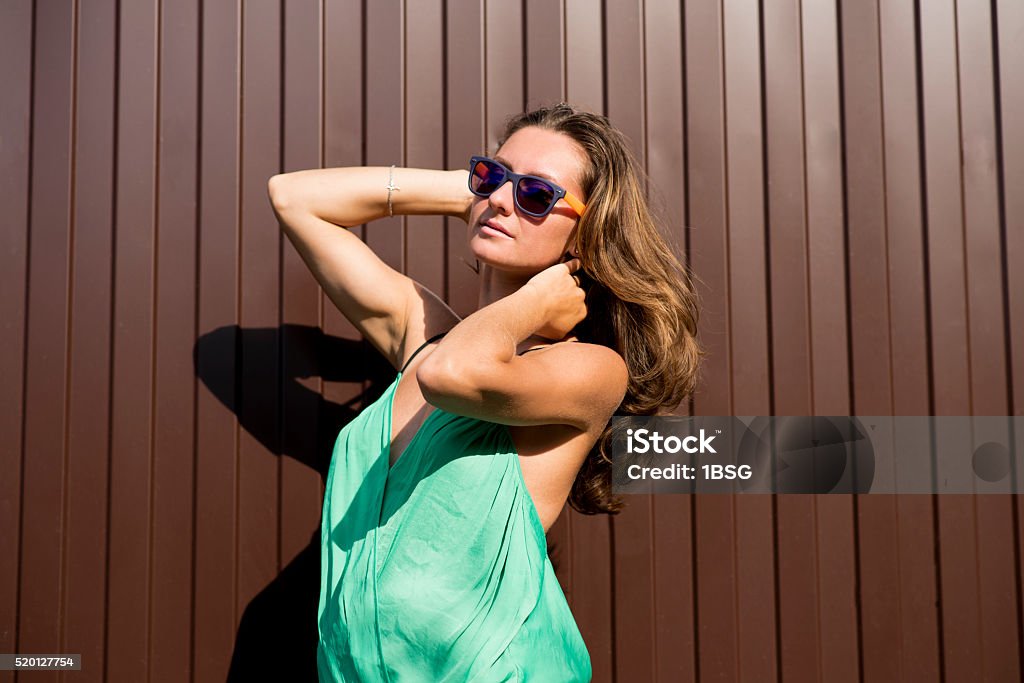 Hermosa chica en una camisa de luz y pantalón corto vaquero, moda - Foto de stock de Adulto libre de derechos