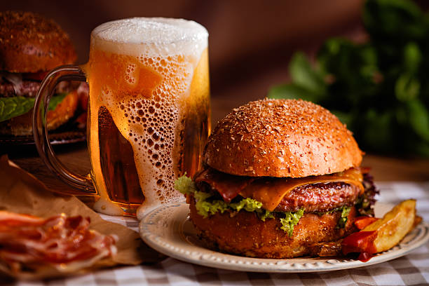 Dîner avec Burger et bière - Photo