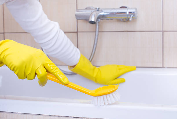 istock Woman cleaning bathtub 520128122