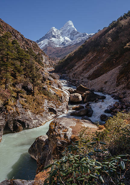 vista panorámica de ama dablam pico del río y del himalaya - amadablam fotografías e imágenes de stock