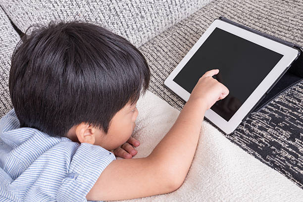 Junge spielt mit digitalen tablet – Foto