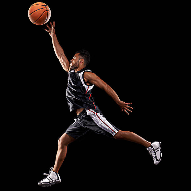ele está a tomar basquetebol a novas alturas - basketball basketball player shoe sports clothing imagens e fotografias de stock