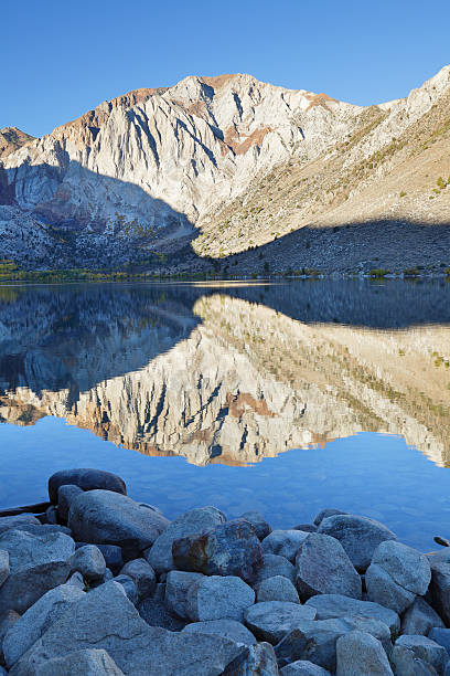 convict 湖の日の出 - convict lake ストックフォトと画像