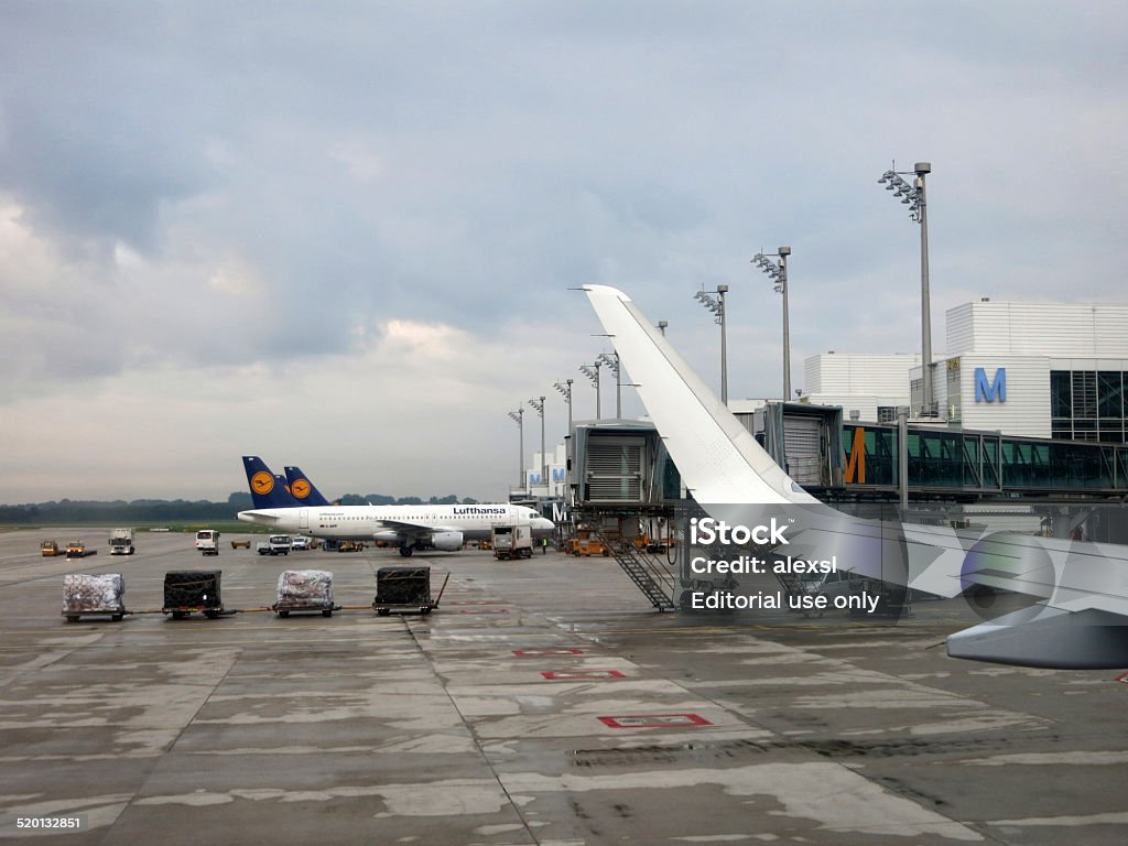 Flugzeuge laden am Flughafen Frankfurt - Lizenzfrei Deutschland Stock-Foto