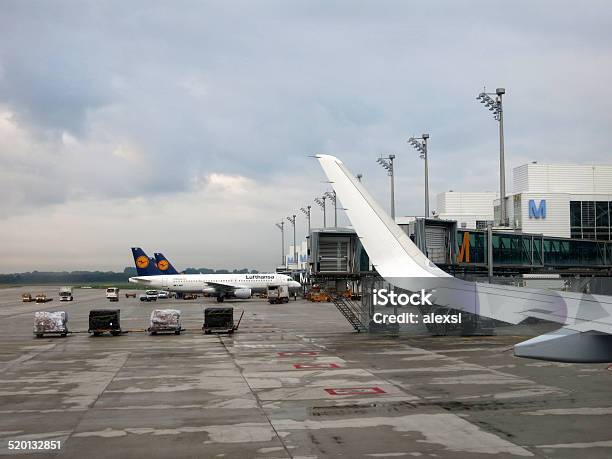 Flugzeuge Laden Am Flughafen Frankfurt Stockfoto und mehr Bilder von Deutschland - Deutschland, Flughafen, Flugzeug