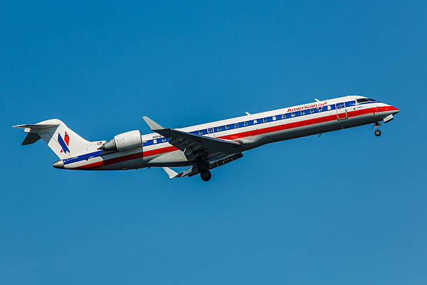 crj700 american eagle airlines startet vom jfk airport - crj 700 stock-fotos und bilder