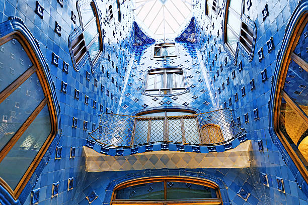 l'intérieur et à l'intérieur de la maison de gaudi chambers création de casa batlo. - barcelona antonio gaudi casa battlo spain photos et images de collection