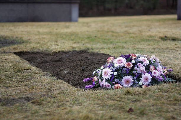 Fiori freschi nel cimitero a Grave - foto stock