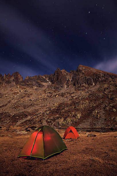 durante a noite para acampar nas montanhas sob estrelas : parque nacional de nacional de mercantour - mercantour national park imagens e fotografias de stock