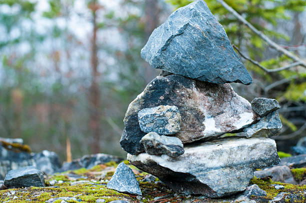 inuksuk oder steine lege jedes andere - marble canyon stock-fotos und bilder