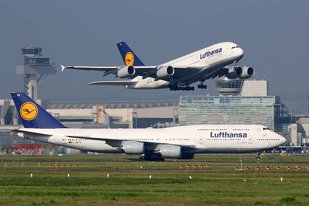 lufthansa aviones en el aeropuerto de frankfurt - commercial airplane airplane airbus passenger fotografías e imágenes de stock