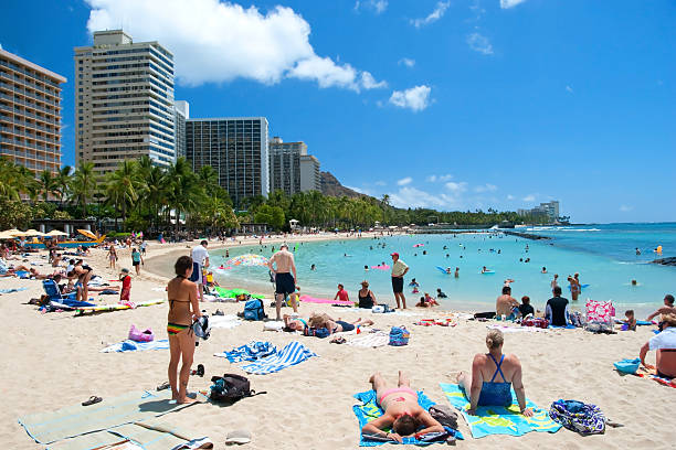 Turista tomando el sol y de surf en la playa de Waikiki en Hawai Oahu - foto de stock