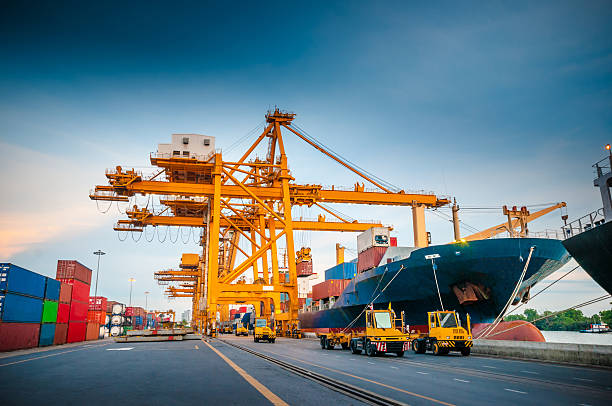 buque de carga en el puerto en asia, - harbor commercial dock shipping container fotografías e imágenes de stock