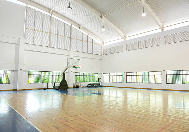 cancha de básquetbol - gimnasio escolar fotografías e imágenes de stock