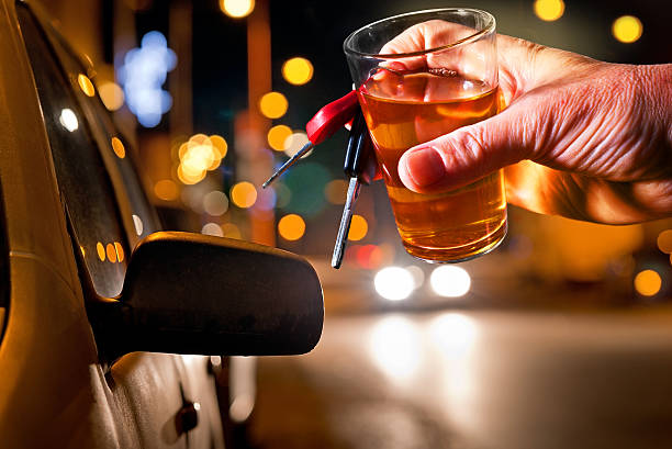 difícil bebedor com copo de licor por diária - drunk driving alcohol alcoholism car - fotografias e filmes do acervo