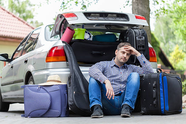 kurzurlaub in sachen packen für reise - auto kofferraum stock-fotos und bilder