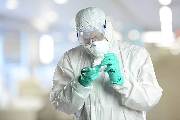 Scienziato in tuta protettiva hazmzt lavorando in laboratorio - foto stock