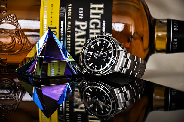 montre omega avec du scotch whisky de highland park - omega photos et images de collection