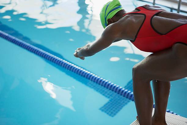 nadador en un bloque de partida - swimming exercising women back fotografías e imágenes de stock