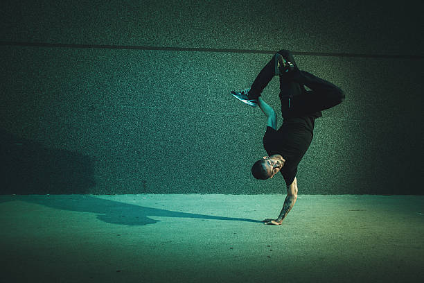 bboy faire sur les mains sur la rue - b boy photos et images de collection