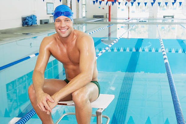 nageur au bord de la piscine - swimming trunks men muscular build athlete photos et images de collection