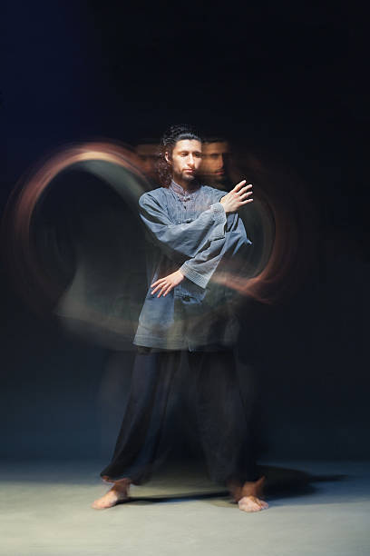 человек в стиле кимоно excercising боевые искусства - wushu skill action aggression стоковые фото и изображения
