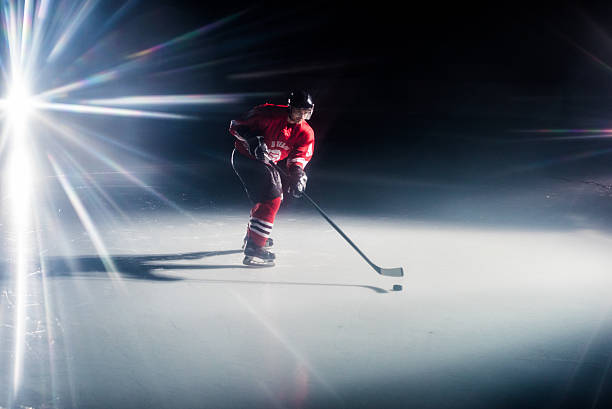 man playing ice hockey - ijshockey mannen fotos stockfoto's en -beelden