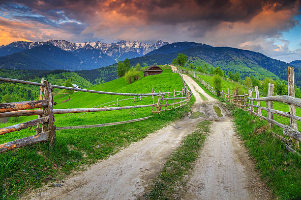 herrliche alpine ländliche landschaft in der nähe von kronstadt, siebenbürgen, rumänien, europa - mountain range carpathian mountain range mountain ridge stock-fotos und bilder