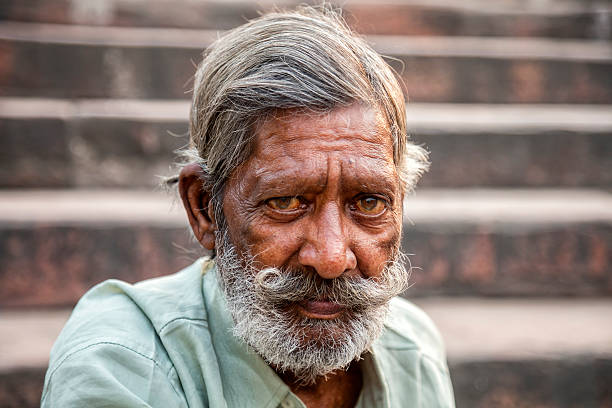 indien homme avec moustache assis sur les escaliers, delhi, inde - delhi quitab minar qutab new delhi photos et images de collection