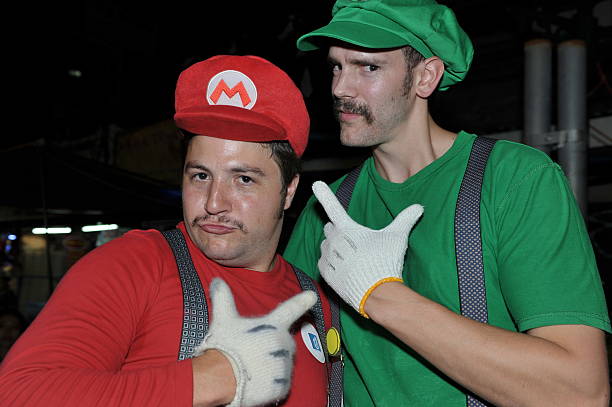 mario bros costume d'halloween - khao san road photos et images de collection