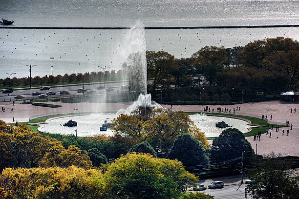 buckingham fountain contra la luz, chicgao - grounds city life park grant park fotografías e imágenes de stock