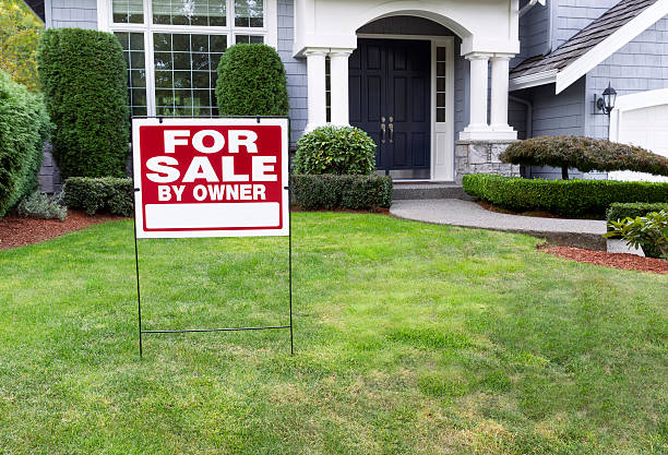 Modern Home for Sale with sign in front yard Closeup view of Modern Suburban Home for Sale Real Estate Sign in front of modern home house for sale by owner stock pictures, royalty-free photos & images