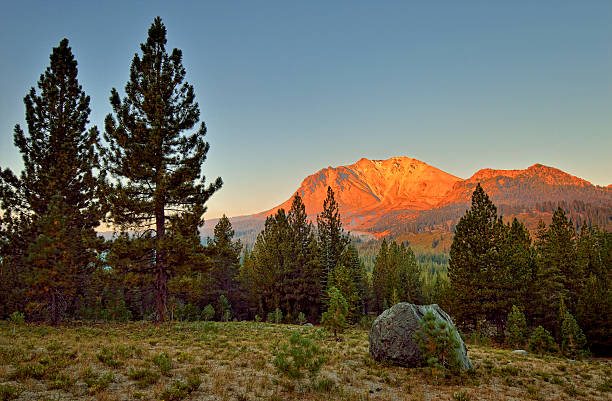 nascer do sol em lassen pico, parque nacional lassen - mt lassen imagens e fotografias de stock