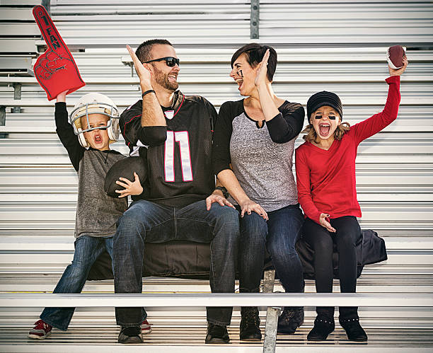 familia de los aficionados al fútbol - sport parent bleachers family fotografías e imágenes de stock